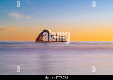 Die SS Palo Alto badete im warmen, goldenen Glanz des Sonnenuntergangs am Seacliff State Park Beach. Stockfoto