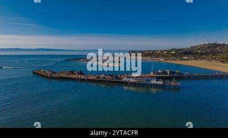 DEZEMBER 2022, SANTA BARBARA, CA - USA - aus der Vogelperspektive des berühmten Santa Barbara Pier und City View Stockfoto