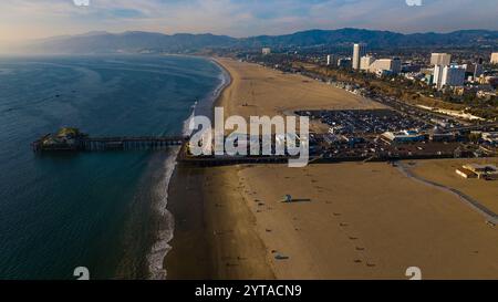 JANUAR 2023, SANTA MONICA, CA - USA - aus der Vogelperspektive des berühmten, historischen Santa Monica Pier mit Riesenrad auf dem Pazifik Stockfoto