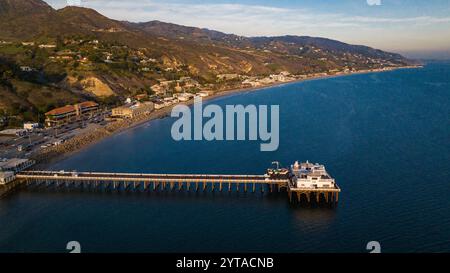 JANUAR 2023, MALIBU, CA. USA - aus der Vogelperspektive des berühmten historischen Malibu Pier am Pazifik Stockfoto