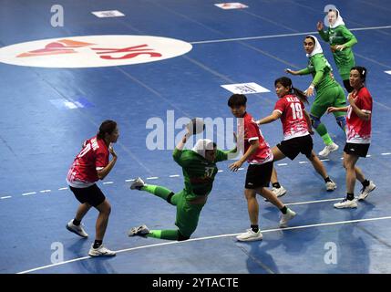 Neu-Delhi, Indien. Dezember 2024. Zahra Faghihi (2. L) aus Iran tritt während des Spiels zwischen dem Iran und der chinesischen Hongkong bei der Asiatischen Handball-Meisterschaft der Frauen in Neu-Delhi, Indien, am 6. Dezember 2024 an. Quelle: Str/Xinhua/Alamy Live News Stockfoto