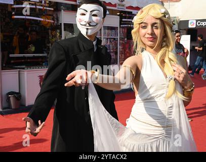 Neu-Delhi, Indien. Dezember 2024. NEW DELHI, INDIEN - 6. DEZEMBER: Menschen, die als Comic-Charaktere auf der Delhi Comic Con 2024 auf dem NSIC Exhibition Grounds Okhla am 6. Dezember 2024 in New Delhi, Indien, gekleidet sind. (Foto: Sonu Mehta/Hindustan Times/SIPA USA) Credit: SIPA USA/Alamy Live News Stockfoto