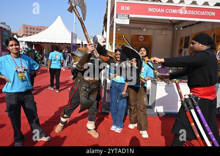 Neu-Delhi, Indien. Dezember 2024. NEW DELHI, INDIEN - 6. DEZEMBER: Menschen, die als Comic-Charaktere auf der Delhi Comic Con 2024 auf dem NSIC Exhibition Grounds Okhla am 6. Dezember 2024 in New Delhi, Indien, gekleidet sind. (Foto: Sonu Mehta/Hindustan Times/SIPA USA) Credit: SIPA USA/Alamy Live News Stockfoto