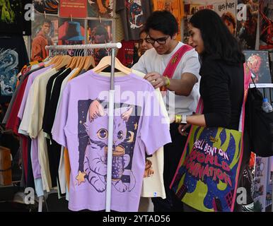 Neu-Delhi, Indien. Dezember 2024. NEW DELHI, INDIEN - 6. DEZEMBER: Menschen, die als Comic-Charaktere auf der Delhi Comic Con 2024 auf dem NSIC Exhibition Grounds Okhla am 6. Dezember 2024 in New Delhi, Indien, gekleidet sind. (Foto: Sonu Mehta/Hindustan Times/SIPA USA) Credit: SIPA USA/Alamy Live News Stockfoto