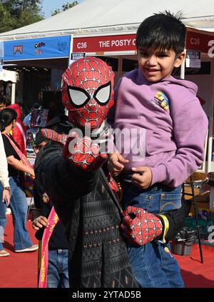 Neu-Delhi, Indien. Dezember 2024. NEW DELHI, INDIEN - 6. DEZEMBER: Menschen, die als Comic-Charaktere auf der Delhi Comic Con 2024 auf dem NSIC Exhibition Grounds Okhla am 6. Dezember 2024 in New Delhi, Indien, gekleidet sind. (Foto: Sonu Mehta/Hindustan Times/SIPA USA) Credit: SIPA USA/Alamy Live News Stockfoto