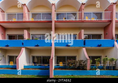 Eine Reihe von Apartments mit blauen Balkonen und gelben Stühlen. Die Balkone sind leer. Die Apartments sind hoch und modern eingerichtet Stockfoto
