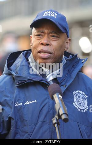 NEW YORK, NEW YORK - DEZEMBER 06: Bürgermeister Eric Adams hält während einer Flaggenzeremonie zur Feier des Libanon im Bowling Green Park in Manhattan am Freitag, den 6. Dezember 2024. Die Veranstaltung hob die kulturellen Beiträge der libanesischen Gemeinschaft zu New York City hervor. (Foto: Luiz Rampelotto/EuropaNewswire) Stockfoto