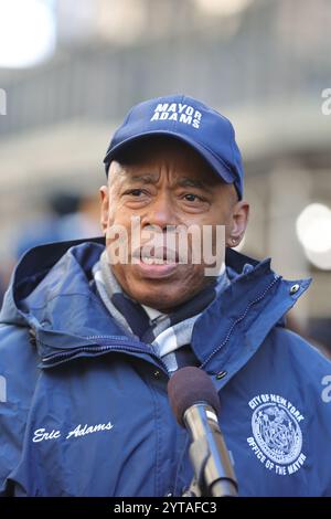 NY, USA. Dezember 2024. NEW YORK, NEW YORK - DEZEMBER 06: Bürgermeister Eric Adams hält während einer Flaggenzeremonie zur Feier des Libanon im Bowling Green Park in Manhattan am Freitag, den 6. Dezember 2024. Die Veranstaltung hob die kulturellen Beiträge der libanesischen Gemeinschaft zu New York City hervor. (Kreditbild: © Luiz Rampelotto/ZUMA Press Wire) NUR REDAKTIONELLE VERWENDUNG! Nicht für kommerzielle ZWECKE! Quelle: ZUMA Press, Inc./Alamy Live News Stockfoto