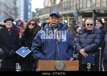 NY, USA. Dezember 2024. NEW YORK, NEW YORK - DEZEMBER 06: Bürgermeister Eric Adams hält während einer Flaggenzeremonie zur Feier des Libanon im Bowling Green Park in Manhattan am Freitag, den 6. Dezember 2024. Die Veranstaltung hob die kulturellen Beiträge der libanesischen Gemeinschaft zu New York City hervor. (Kreditbild: © Luiz Rampelotto/ZUMA Press Wire) NUR REDAKTIONELLE VERWENDUNG! Nicht für kommerzielle ZWECKE! Quelle: ZUMA Press, Inc./Alamy Live News Stockfoto