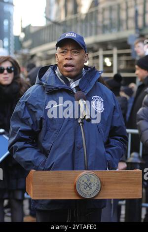 New York, USA. Dezember 2024. NEW YORK, NEW YORK - DEZEMBER 06: Bürgermeister Eric Adams hält während einer Flaggenzeremonie zur Feier des Libanon im Bowling Green Park in Manhattan am Freitag, den 6. Dezember 2024. Die Veranstaltung hob die kulturellen Beiträge der libanesischen Gemeinschaft zu New York City hervor. (Foto: Luiz Rampelotto/EuropaNewswire/SIPA USA) Credit: SIPA USA/Alamy Live News Stockfoto