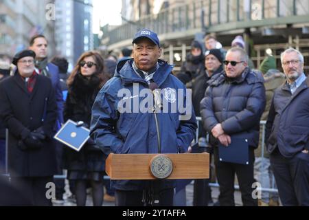 NY, USA. Dezember 2024. NEW YORK, NEW YORK - DEZEMBER 06: Bürgermeister Eric Adams hält während einer Flaggenzeremonie zur Feier des Libanon im Bowling Green Park in Manhattan am Freitag, den 6. Dezember 2024. Die Veranstaltung hob die kulturellen Beiträge der libanesischen Gemeinschaft zu New York City hervor. (Kreditbild: © Luiz Rampelotto/ZUMA Press Wire) NUR REDAKTIONELLE VERWENDUNG! Nicht für kommerzielle ZWECKE! Quelle: ZUMA Press, Inc./Alamy Live News Stockfoto