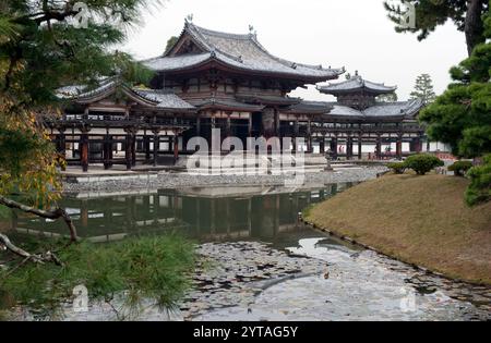 Die berühmte Phönix Hall des Byodo-in Tempels befindet sich neben einem Teich in Uji City, Kyoto, Japan. Stockfoto