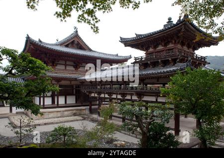 Die berühmte Phönix Hall des Byodo-in Tempels befindet sich neben einem Teich in Uji City, Kyoto, Japan. Stockfoto