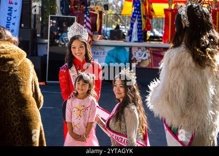 Mitglieder des Hofes von Miss Vietnam posieren mit einem jungen Fan vor dem Beginn der Eröffnung des jährlichen Mondneujahrs - 'Tet' in der vietnamesischen Kultur Stockfoto