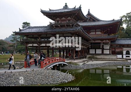 Die berühmte Phönix Hall des Byodo-in Tempels befindet sich neben einem Teich in Uji City, Kyoto, Japan. Stockfoto