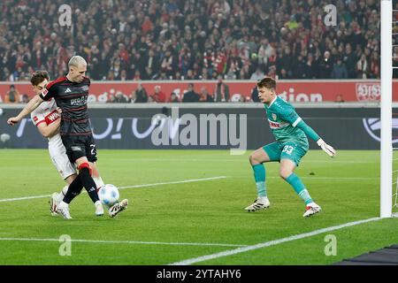 Stuttgart, Deutschland Dezember 2024. Bild: V.l. Anthony Rouault (VFB Stuttgart, 29), Tim Skarke ( 1. FC Union Berlin, 21) und Torwart Alexander Nuebel ((VFB Stuttgart, 33), 06.12.2024, Fussball, Bundesliga, VfB Stuttgart - 1. DIE BESTIMMUNGEN DES FC UNION BERLIN, GER, STUTTGART, MHPARENA, DFL VERBIETEN DIE VERWENDUNG VON FOTOGRAFIEN ALS BILDSEQUENZEN UND/ODER QUASI-VIDEO. Quelle: HMB Media/Alamy Live News Stockfoto