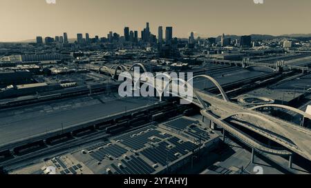 25. MÄRZ 2023, LOS ANGELES, CA., USA – aus der Vogelperspektive der neuen 6th State Bridge führt von East LA ins Stadtzentrum von Los Angeles, CA. Stockfoto