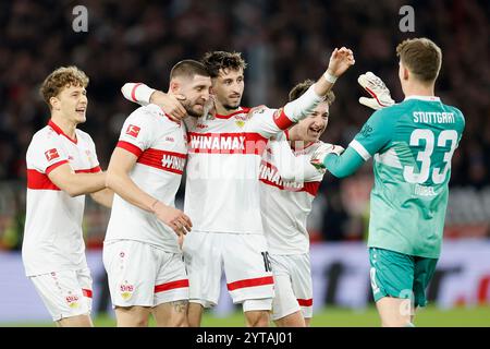 Stuttgart, Deutschland Dezember 2024. Bild: V.l. Yannik Keitel (VFB Stuttgart, 5), Jeff Chabot (VFB Stuttgart, 24), Atakan Karazor (VFB Stuttgart, 16), Angelo Stiller (VFB Stuttgart, 6) und Torwart Alexander Nuebel ((VFB Stuttgart, 33) freuen sich ueber den Sieg. 06.12.2024, Fußball, Bundesliga, VfB Stuttgart - 1. DIE BESTIMMUNGEN DES FC UNION BERLIN, GER, STUTTGART, MHPARENA, DFL VERBIETEN DIE VERWENDUNG VON FOTOGRAFIEN ALS BILDSEQUENZEN UND/ODER QUASI-VIDEO. Quelle: HMB Media/Alamy Live News Stockfoto