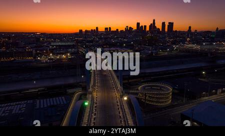 25. MÄRZ 2023, LOS ANGELES, CA., USA - die neue 6th State Bridge führt von East LA in die Innenstadt von Los Angeles, CA. Stockfoto