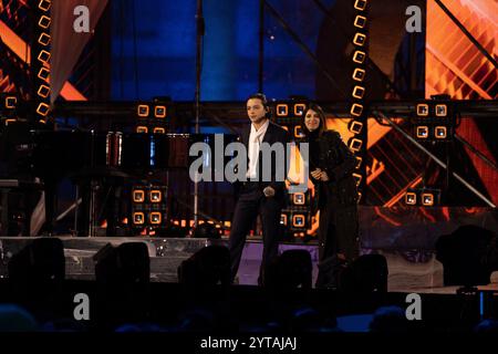 Neapel, Italien. Dezember 2024. Lorenzo Salvetti tritt während der letzten Folge der Sky tv-Show „X Factor 2024“ auf der Piazza Plebiscito in Neapel auf. Quelle: SOPA Images Limited/Alamy Live News Stockfoto