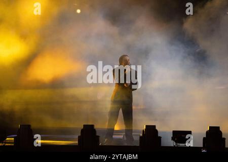 Neapel, Italien. Dezember 2024. Lorenzo Salvetti tritt während der letzten Folge der Sky tv-Show „X Factor 2024“ auf der Piazza Plebiscito in Neapel auf. Quelle: SOPA Images Limited/Alamy Live News Stockfoto