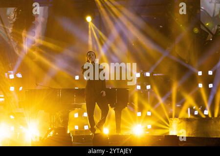 Neapel, Italien. Dezember 2024. Lorenzo Salvetti tritt während der letzten Folge der Sky tv-Show „X Factor 2024“ auf der Piazza Plebiscito in Neapel auf. Quelle: SOPA Images Limited/Alamy Live News Stockfoto