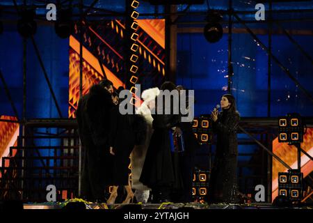 Neapel, Italien. Dezember 2024. X Factor Juroren Achille Lauro, Jake La Furia und Paola Iezzi, die während der letzten Episode der Show „X Factor 2024“ auf der Piazza Plebiscito in Neapel gesehen wurden. Quelle: SOPA Images Limited/Alamy Live News Stockfoto