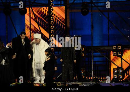 Neapel, Italien. Dezember 2024. X Factor Juroren Achille Lauro, Jake La Furia und Paola Iezzi, die während der letzten Episode der Show „X Factor 2024“ auf der Piazza Plebiscito in Neapel gesehen wurden. Quelle: SOPA Images Limited/Alamy Live News Stockfoto