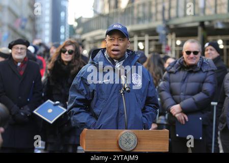 NEW YORK, NEW YORK - DEZEMBER 06: Bürgermeister Eric Adams hält während einer Flaggenzeremonie zur Feier des Libanon im Bowling Green Park in Manhattan am Freitag, den 6. Dezember 2024. Die Veranstaltung hob die kulturellen Beiträge der libanesischen Gemeinschaft zu New York City hervor. (Foto: Luiz Rampelotto/EuropaNewswire) Stockfoto