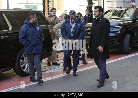 NEW YORK, NEW YORK - DEZEMBER 06: Bürgermeister Eric Adams hält während einer Flaggenzeremonie zur Feier des Libanon im Bowling Green Park in Manhattan am Freitag, den 6. Dezember 2024. Die Veranstaltung hob die kulturellen Beiträge der libanesischen Gemeinschaft zu New York City hervor. (Foto: Luiz Rampelotto/EuropaNewswire) Stockfoto