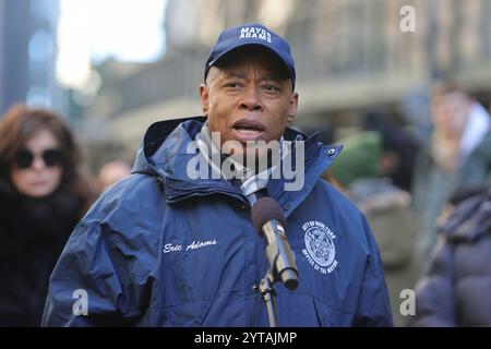 NEW YORK, NEW YORK - DEZEMBER 06: Bürgermeister Eric Adams hält während einer Flaggenzeremonie zur Feier des Libanon im Bowling Green Park in Manhattan am Freitag, den 6. Dezember 2024. Die Veranstaltung hob die kulturellen Beiträge der libanesischen Gemeinschaft zu New York City hervor. (Foto: Luiz Rampelotto/EuropaNewswire) Stockfoto