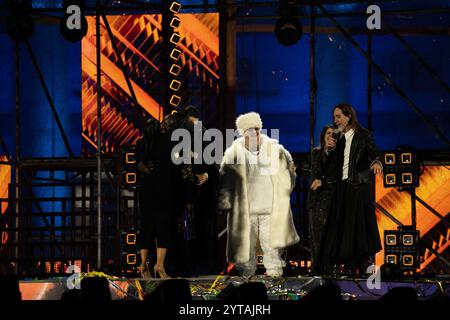 Neapel, Italien. Dezember 2024. X Factor Juroren Achille Lauro, Jake La Furia und Paola Iezzi, die während der letzten Episode der Show „X Factor 2024“ auf der Piazza Plebiscito in Neapel gesehen wurden. (Foto: Francesco Cigliano/SOPA Images/SIPA USA) Credit: SIPA USA/Alamy Live News Stockfoto