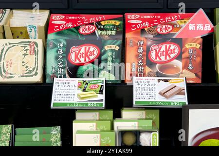 KitKat-Schokoladen-Snacks mit Hojicha (gerösteter grüner Tee) und Uji-Sencha werden in einem Teeladen in Uji, Kyoto, Japan gezeigt. Stockfoto