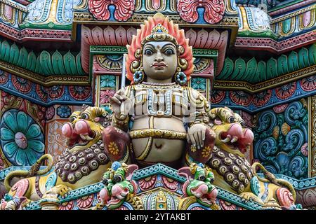 Farbige Dekorationen und Statuen an der Außenseite des Hindu-Tempels Sri Maha Mariamman-Tempel ("Wat Phra Si Maha Umathewi") an der Si Lom Road in Bangkok, Stockfoto