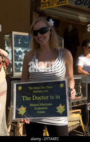 Helle Schilder für medizinische Marihuana-Kliniken säumen den lebhaften Venice Beach Bürgersteig und heben die Cannabiskultur und das Gesundheitswesen hervor. Stockfoto