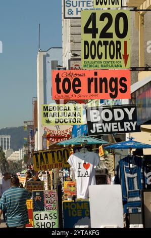 Helle Schilder für medizinische Marihuana-Kliniken säumen den lebhaften Venice Beach Bürgersteig und heben die Cannabiskultur und das Gesundheitswesen hervor. Stockfoto