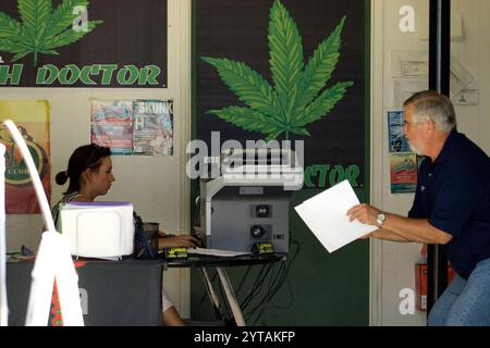 Helle Schilder für medizinische Marihuana-Kliniken säumen den lebhaften Venice Beach Bürgersteig und heben die Cannabiskultur und das Gesundheitswesen hervor. Stockfoto