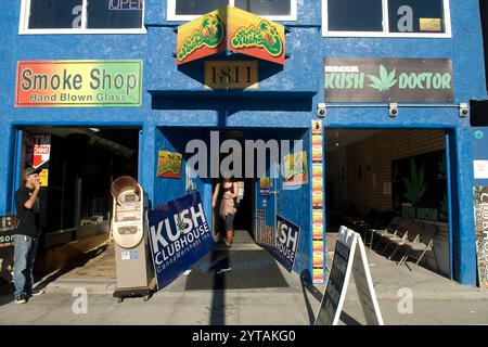 Helle Schilder für medizinische Marihuana-Kliniken säumen den lebhaften Venice Beach Bürgersteig und heben die Cannabiskultur und das Gesundheitswesen hervor. Stockfoto