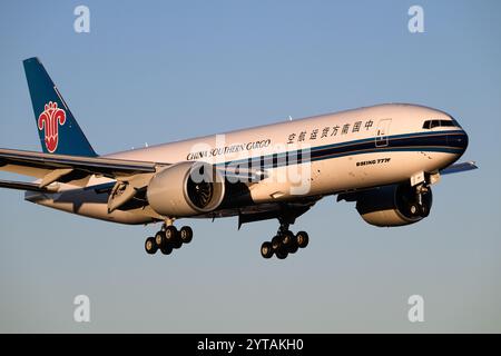 Everett, WA, USA - 4. Dezember 2024; Frachtflugzeug Boeing 777F in China Southern Airlines Lackierung B-226C auf Testflug Stockfoto