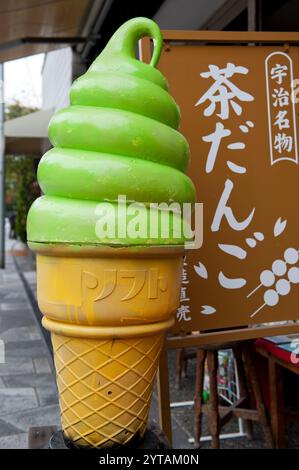 Ein riesiger grüner Tee-Eiskegel ist ein Ladenschild vor einem Teeladen in Uji, Kyoto, Japan. Stockfoto