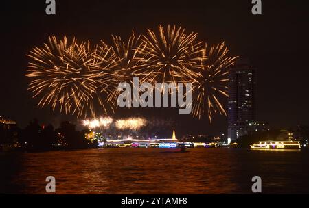 Feiern Sie Feuerwerk und Beleuchtung an der Phra Phuttha Yodfa Gedenkbrücke Cho Phraya Fluss in Thailand Stockfoto