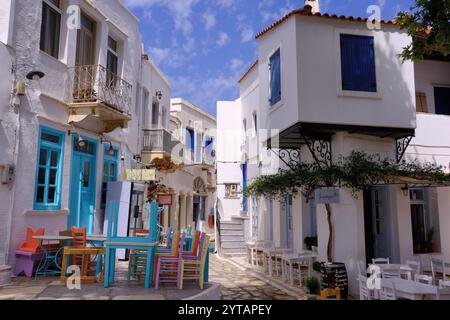 Tinos: Farbenfrohe Cafés und Geschäfte auf dem Platz in Pyrgos (Panormos), Tinos, Kykladen, Griechenland Stockfoto