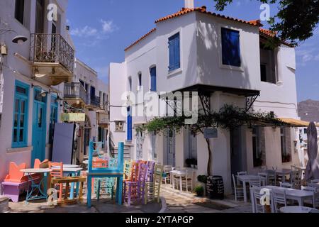 Tinos: Farbenfrohe Cafés und Geschäfte auf dem Platz in Pyrgos (Panormos), Tinos, Kykladen, Griechenland Stockfoto