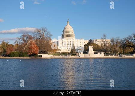 Der Weihnachtsbaum des Kapitols wird am 6. Dezember 2024 vor dem US-Kapitol in Washington, DC, gesehen. Der 2024-Baum ist eine 80 Meter hohe Sitka-Fichte aus der Wrangell District Region im Tongass National Forest in Alaska. Die Beleuchtung des Baumes außerhalb des Kapitols der USA ist eine 60-jährige Tradition, die sowohl Mitarbeiter von Hill als auch Besucher in den District bringt. Stockfoto