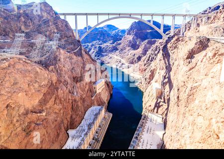 Eine Brücke überspannt einen Fluss in der Wüste. Die Brücke besteht aus Beton und ist sehr lang Stockfoto