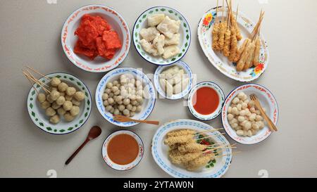 Top View verschiedene ACI-Snacks aus Bandung, Indonesien. Beliebtes Street Food. Cilok, Cilor, Cipuk, Cireng, Cimol, Cilung, Cilok Goreng mit Gewürz und Peanu Stockfoto