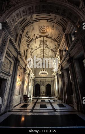 Symmetrischer Marmorflur im Amsterdamer Königspalast - Niederlande Stockfoto