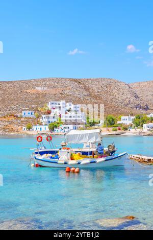 Fischerboot, Dorf Karavostasi, Insel Folegandros, Kykladen, Griechenland Stockfoto