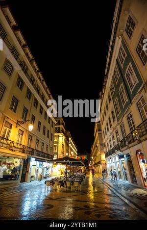 Nächtlicher Blick auf die Rua Augusta in Lissabon, Portugal Stockfoto