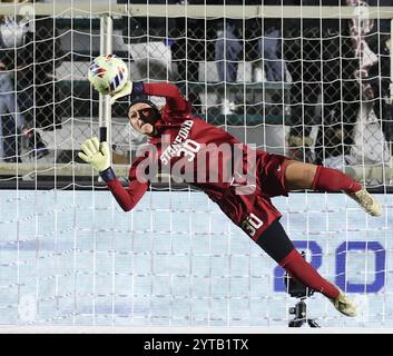 Atlanta, Usa. Dezember 2024. Der Stanford-Torwart Hayley Craig (30) sichert sich im Halbfinale des Women's Soccer College Cup am 6. Dezember 2024 im WakeMed Soccer Park in Cary, North Carolina. Foto von Mike Zarrilli/UPI Credit: UPI/Alamy Live News Stockfoto